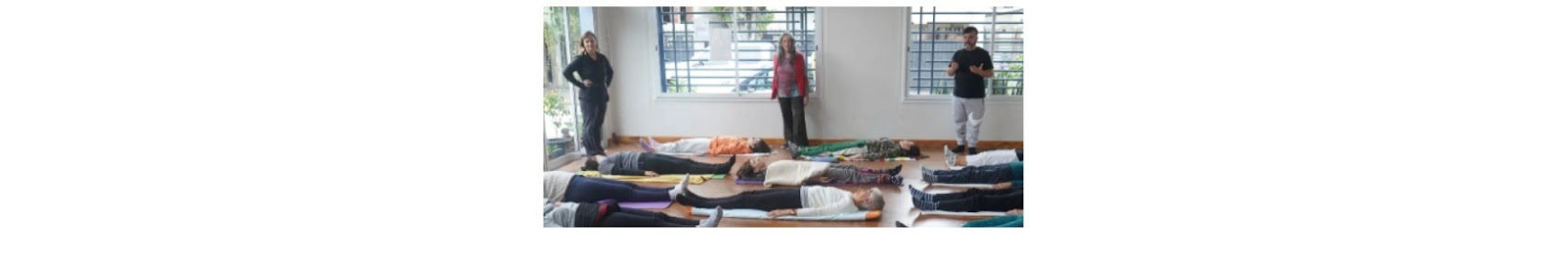 Silvina, Mariana y Leonardo durante una clase grupal de Feldenkrais